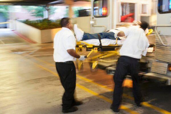 Las transfusiones de sangre en el lugar salvan vidas, pero las ambulancias rara vez están equipadas para realizarlas. Blood transfusions at the scene save lives. But ambulances are rarely equipped to do them.