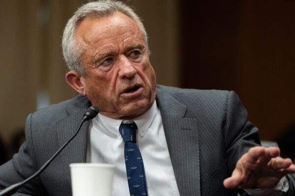 Los Comentarios de RFK Jr. Sobre el Medicamento para el Aborto Desatan Preguntas Legales RFK Jr.'s Comments On Abortion Drug Spark Legal Questions