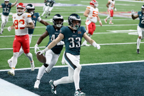 Los Philadelphia Eagles dominan a los Chiefs 24-0 en el medio tiempo del Super Bowl Philadelphia Eagles dominating Chiefs 24-0 at halftime of Super Bowl