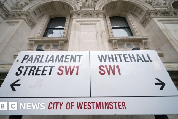 Los empleados públicos podrían ser despedidos si no ahorran dinero de los contribuyentes. Civil servants could face sack if they do not save taxpayer cash