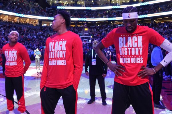 Los fanáticos de los Raptors abuchean el ‘Star-Spangled Banner’ en la última muestra de antiamericanismo en Canadá tras las tarifas de Trump. Raptors fans boo 'Star-Spangled Banner' in latest anti-American display in Canada after Trump's tariffs