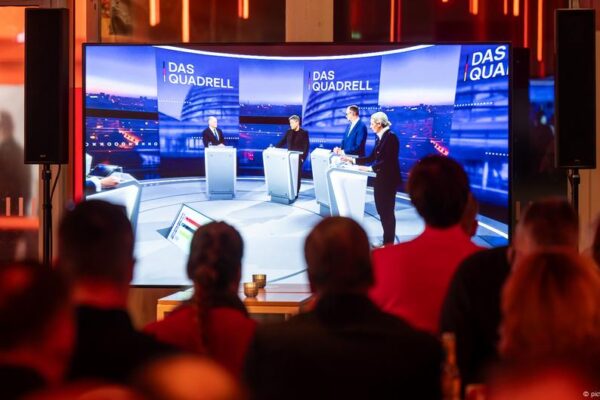Los principales candidatos se enfrentan en un ayuntamiento público – DW – 17/02/2025 Top candidates face public town hall – DW – 02/17/2025