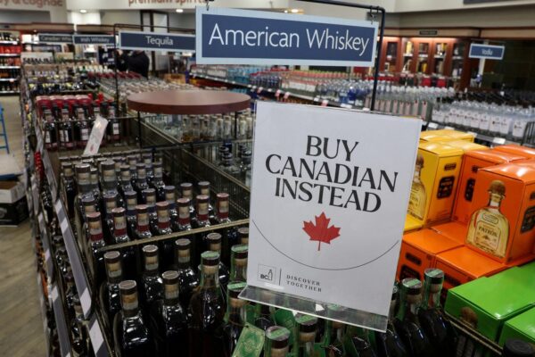México y Canadá acuerdan fortalecer la seguridad fronteriza de EE. UU. a cambio de una pausa en los aranceles | Noticias de EE. UU. en español A sign at a liquor store in Vancouver. Pic: Reuters