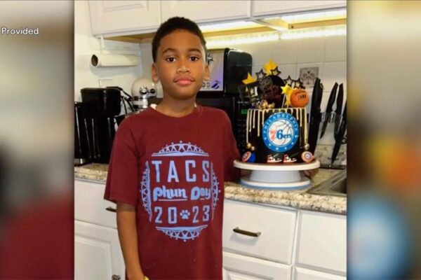 Niño de Filadelfia elogiado como héroe por proteger a su hermana durante un accidente aéreo. Philadelphia boy praised as hero for shielding sister during plane crash
