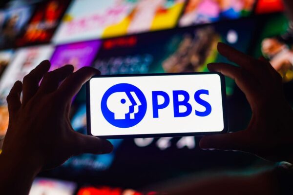 PBS cierra oficina de DEI y anuncia la salida de oficiales de diversidad en respuesta a órdenes ejecutivas de Trump. PBS closes DEI office, announces diversity officers are leaving in response to Trump executive orders