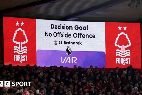 Premier League: Los jefes reportan un total de 13 errores de VAR en la temporada hasta ahora. A screen displays a VAR decision during Nottingham Forest's recent victory over Southampton in the Premier League