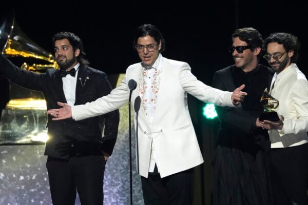 Rawayana invita a los venezolanos a levantar la cabeza “con orgullo” tras su victoria en los Grammy. Rawayana pide a venezolanos alzar la cabeza “con orgullo” tras victoria en los Grammy