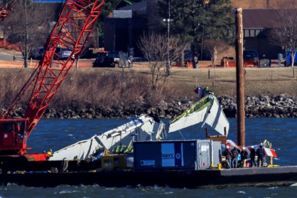 Restos de las 67 víctimas del accidente aéreo en Washington DC recuperados | Noticias de EE. UU. A crane retrieves part of the wreckage from the Potomac River, in the aftermath of the collision of American Eagle flight 5342 and a Black Hawk helicopter that crashed into the river, by the Ronald Reagan Washington National Airport, in Arlington, Virginia, U.S., February 4, 2025. REUTERS/Eduardo Munoz