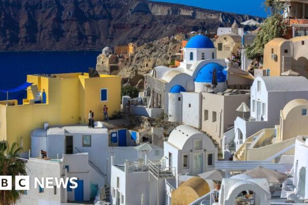 Santorini cierra escuelas tras temblores que sacuden la isla griega Santorini shuts schools as tremors rattle Greek island