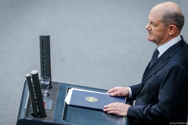 Scholz y Merz se comprometen a no trabajar con la extrema derecha – DW – 11/02/2025 Scholz, Merz vow not to work with far right – DW – 02/11/2025