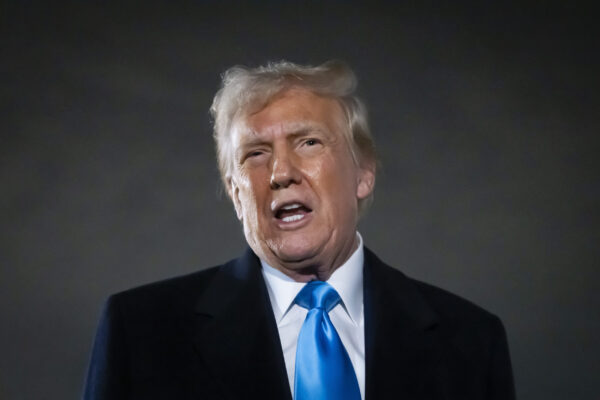 ¿Por qué está bajando las criptomonedas? Los aranceles de Trump asustan a los mercados. President Donald Trump speaks to reporters